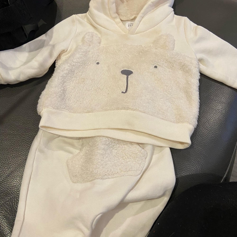 Gap, set white off , size 6 months. Excellent condition.